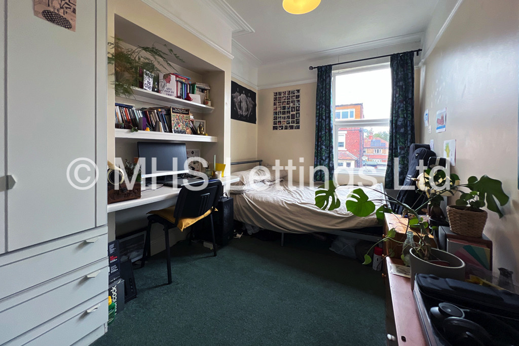 Photo of 6 Bedroom Mid Terraced House in 15 Stanmore Road, Leeds, LS4 2RU