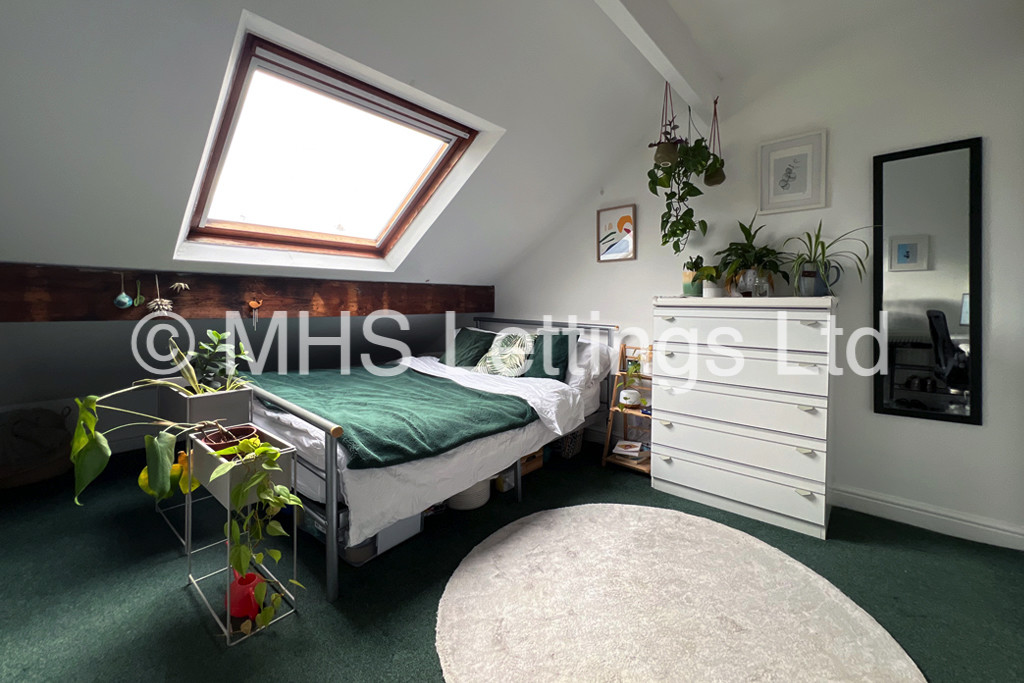 Photo of 6 Bedroom Mid Terraced House in 15 Stanmore Road, Leeds, LS4 2RU