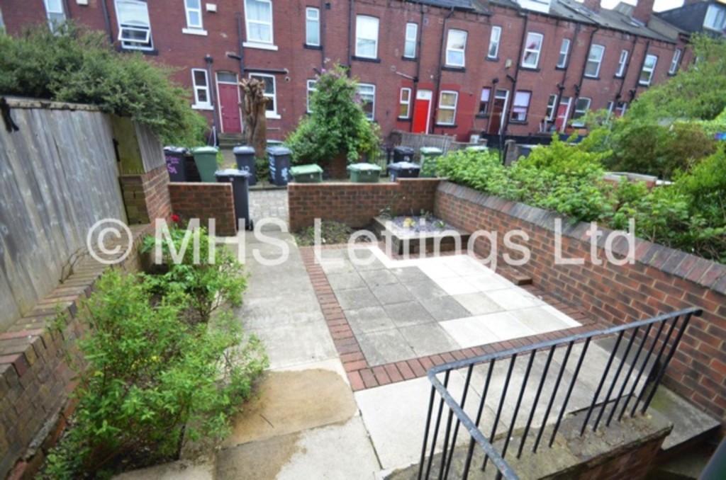 Photo of 6 Bedroom Mid Terraced House in 15 Stanmore Road, Leeds, LS4 2RU