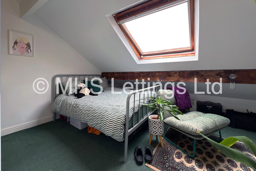 Photo of 6 Bedroom Mid Terraced House in 15 Stanmore Road, Leeds, LS4 2RU