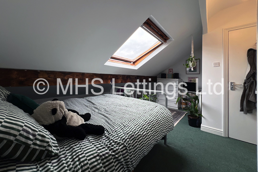 Photo of 6 Bedroom Mid Terraced House in 15 Stanmore Road, Leeds, LS4 2RU