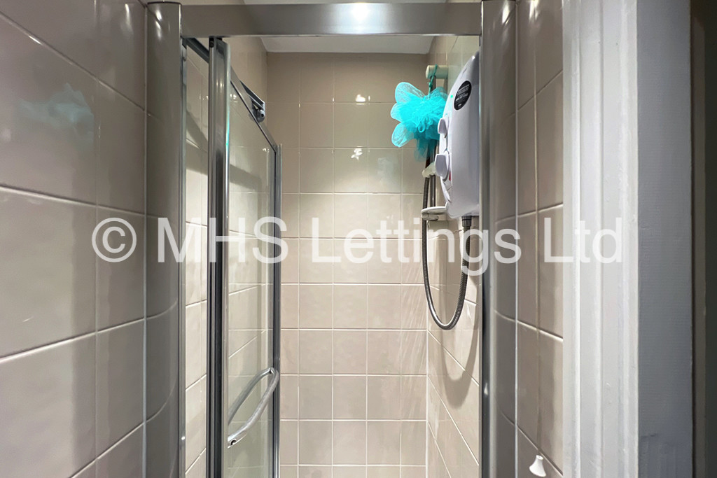 Photo of 6 Bedroom Mid Terraced House in 15 Stanmore Road, Leeds, LS4 2RU