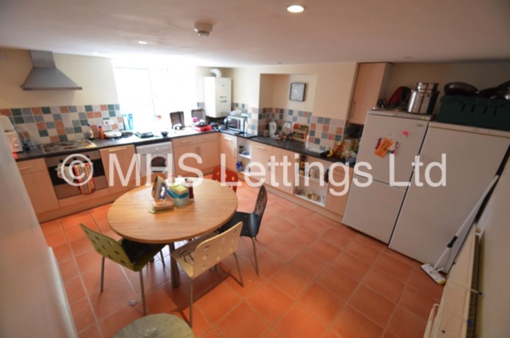 Photo of 6 Bedroom Mid Terraced House in 15 Stanmore Road, Leeds, LS4 2RU