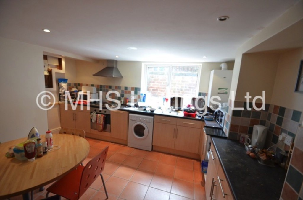 Photo of 6 Bedroom Mid Terraced House in 15 Stanmore Road, Leeds, LS4 2RU