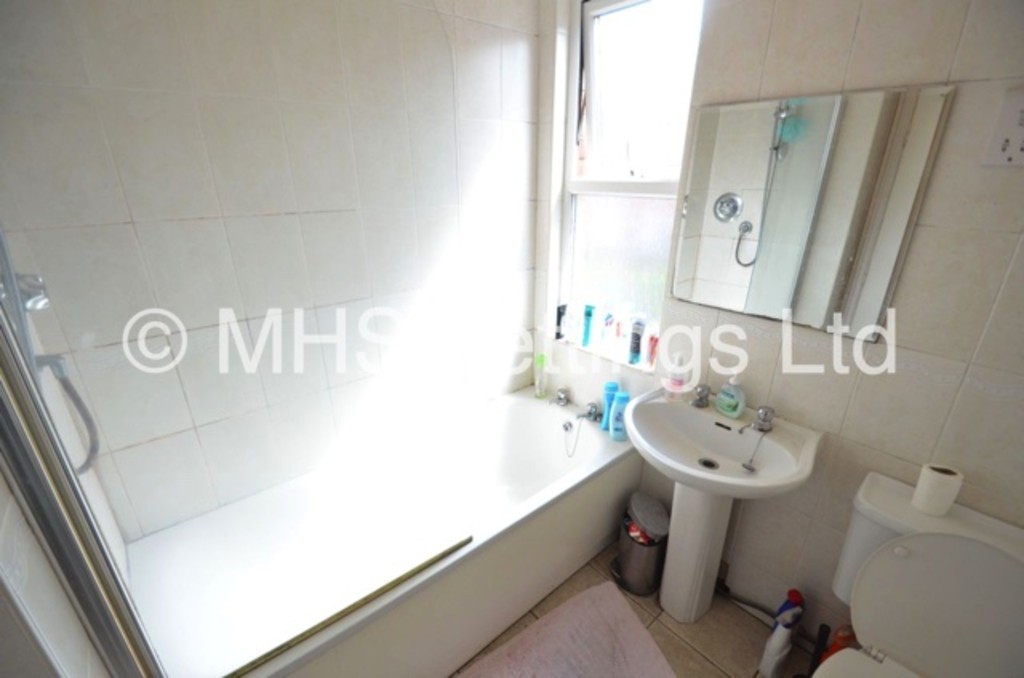 Photo of 6 Bedroom Mid Terraced House in 15 Stanmore Road, Leeds, LS4 2RU