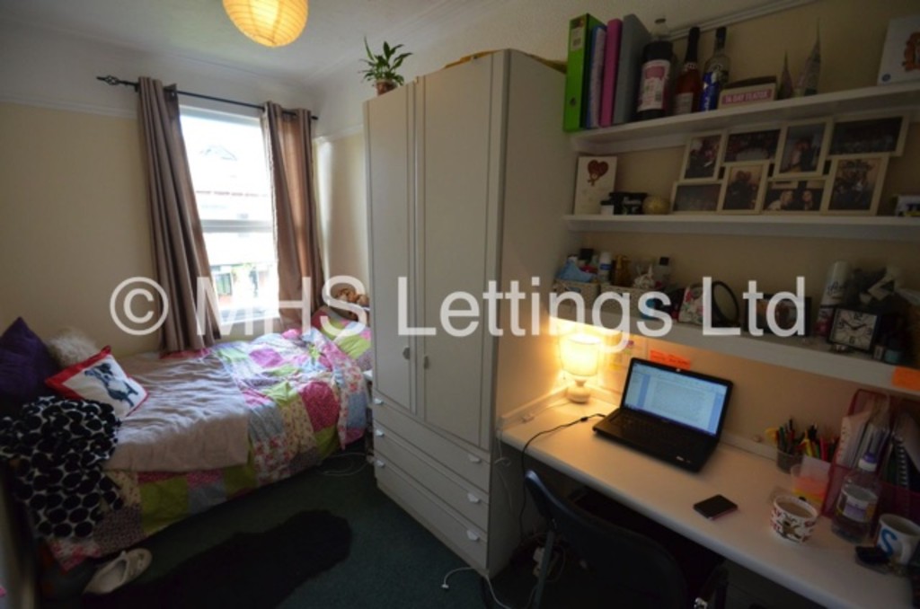 Photo of 6 Bedroom Mid Terraced House in 15 Stanmore Road, Leeds, LS4 2RU