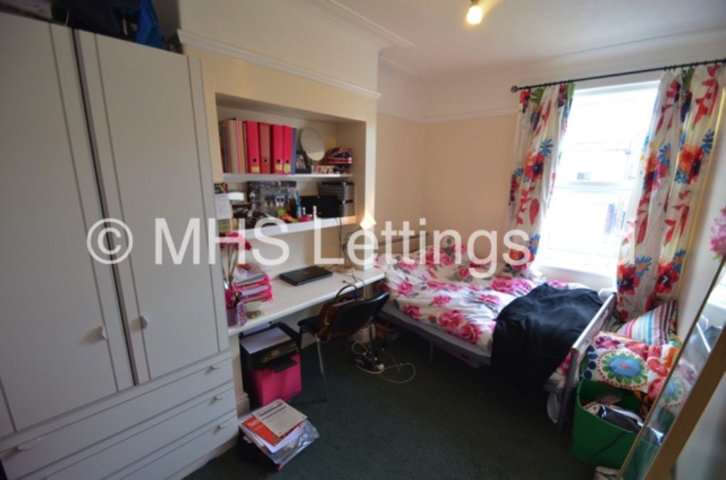 Photo of 6 Bedroom Mid Terraced House in 15 Stanmore Road, Leeds, LS4 2RU