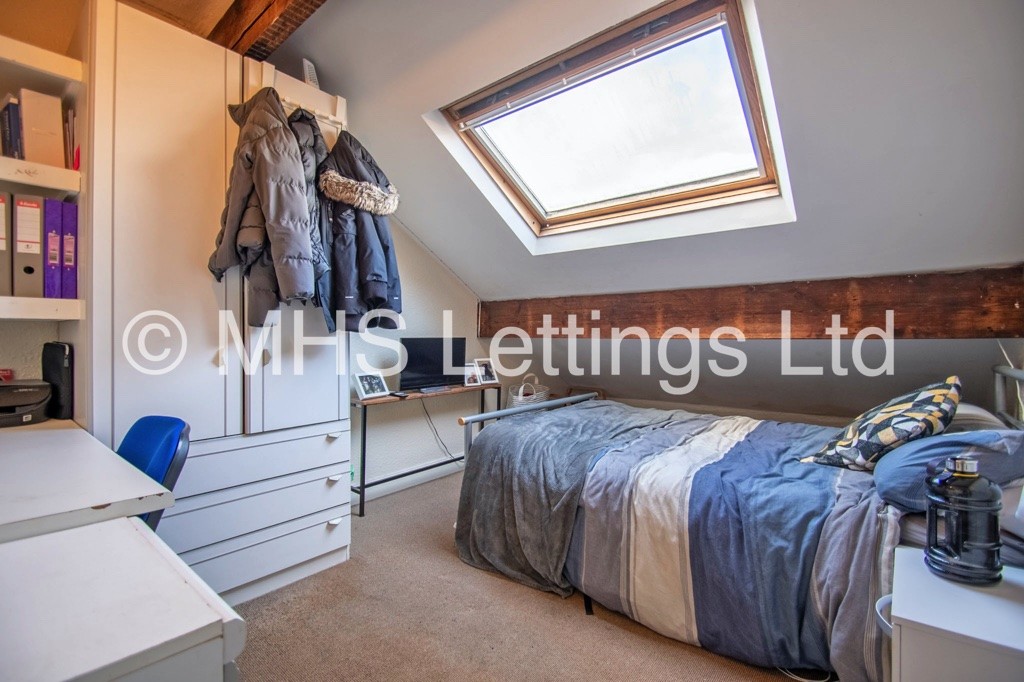 Photo of 6 Bedroom Mid Terraced House in 197 Cardigan Lane, Leeds, LS6 1DX