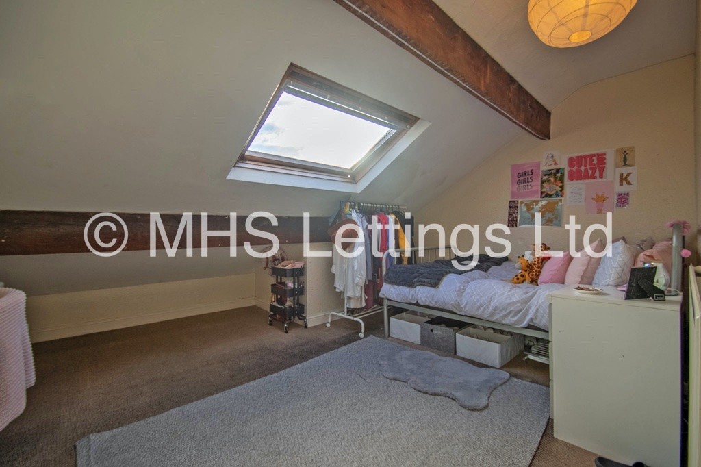 Photo of 6 Bedroom Mid Terraced House in 197 Cardigan Lane, Leeds, LS6 1DX