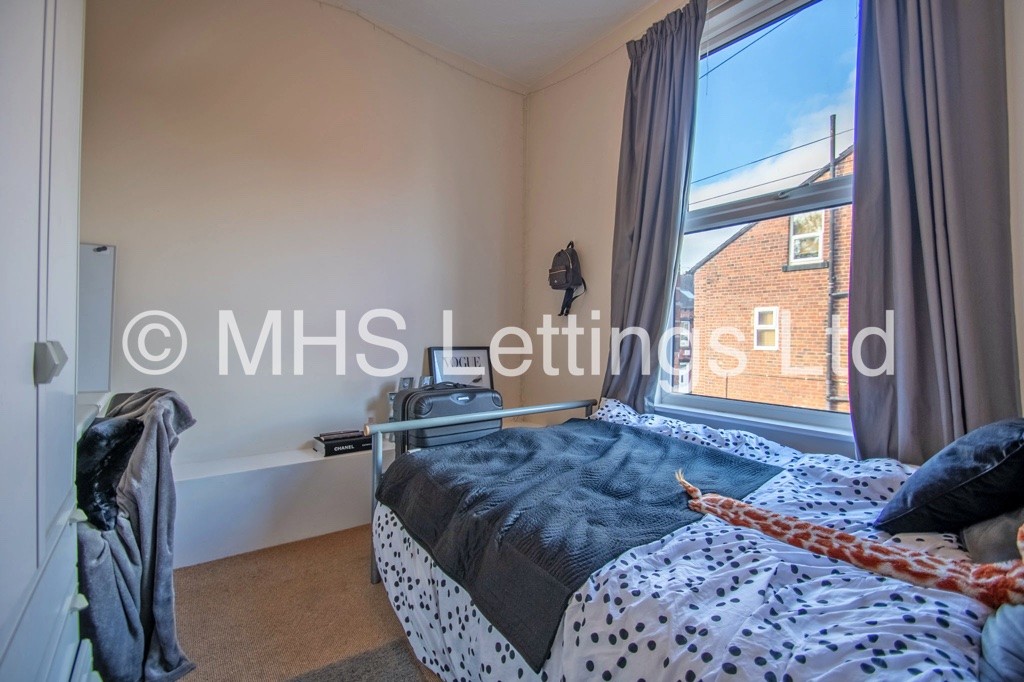 Photo of 6 Bedroom Mid Terraced House in 197 Cardigan Lane, Leeds, LS6 1DX
