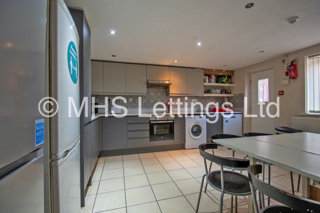 Photo of 6 Bedroom Mid Terraced House in 197 Cardigan Lane, Leeds, LS6 1DX