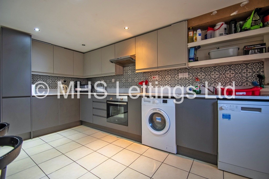 Photo of 6 Bedroom Mid Terraced House in 197 Cardigan Lane, Leeds, LS6 1DX