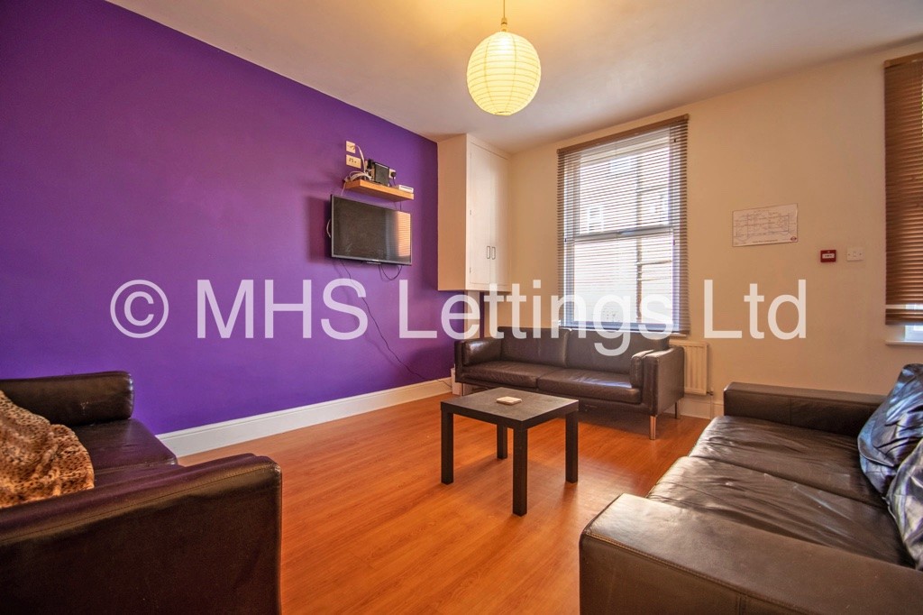 Photo of 6 Bedroom Mid Terraced House in 197 Cardigan Lane, Leeds, LS6 1DX