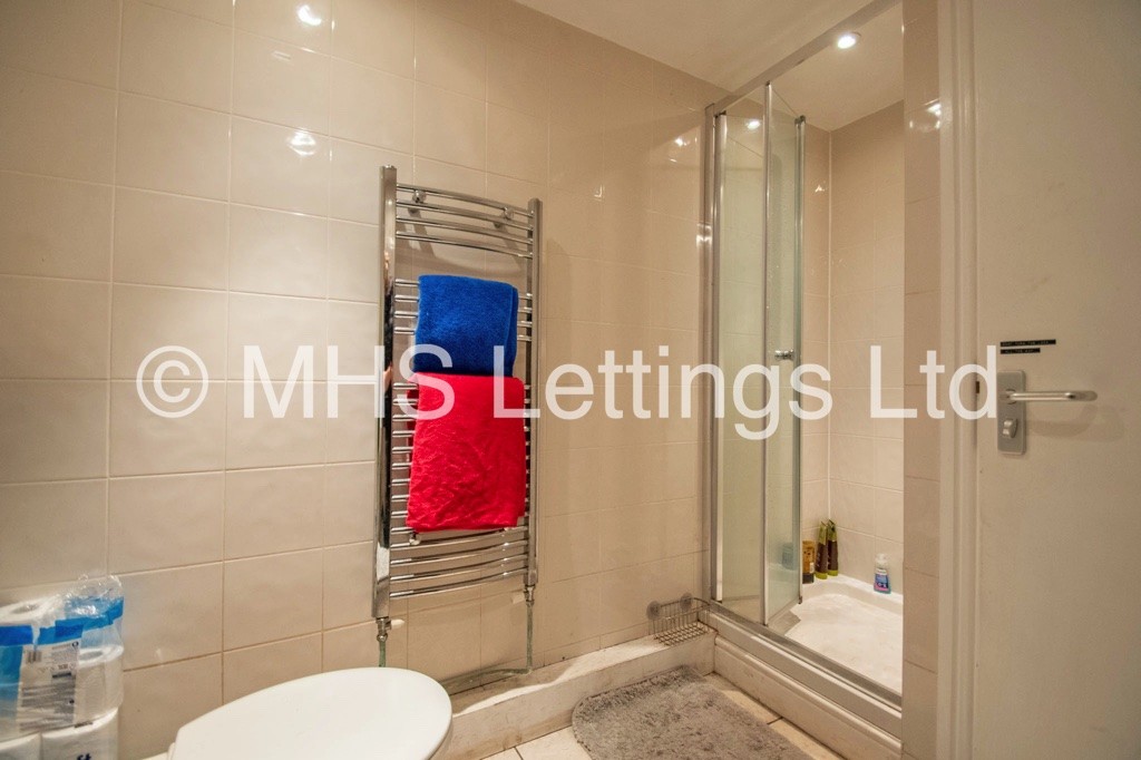 Photo of 6 Bedroom Mid Terraced House in 197 Cardigan Lane, Leeds, LS6 1DX