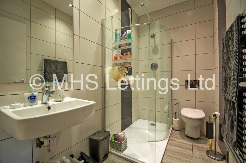 Photo of 6 Bedroom Mid Terraced House in 197 Cardigan Lane, Leeds, LS6 1DX