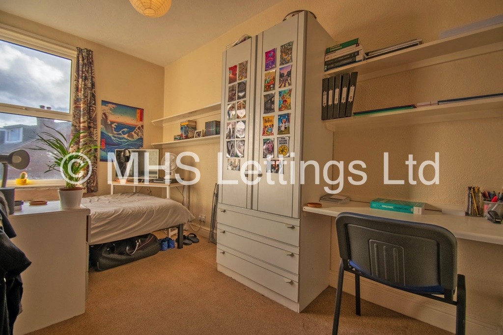 Photo of 6 Bedroom Mid Terraced House in 197 Cardigan Lane, Leeds, LS6 1DX