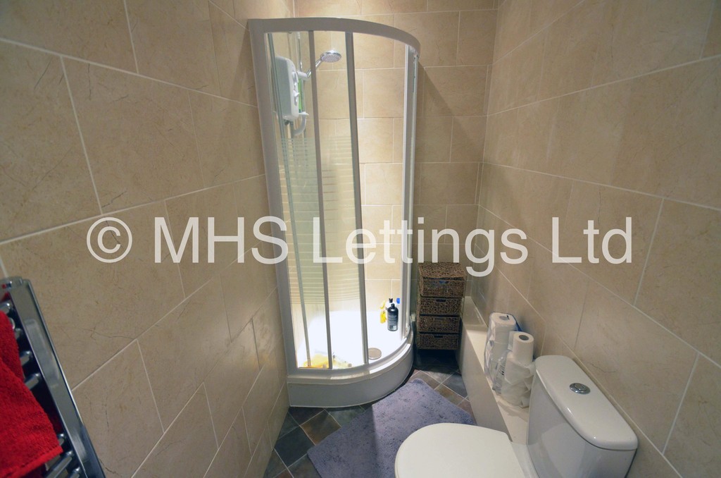 Photo of 5 Bedroom Mid Terraced House in 21 Hessle Mount, Leeds, LS6 1EP