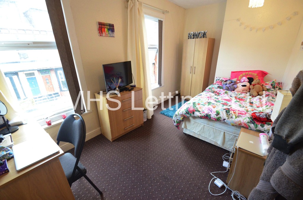 Photo of 5 Bedroom Mid Terraced House in 21 Hessle Mount, Leeds, LS6 1EP