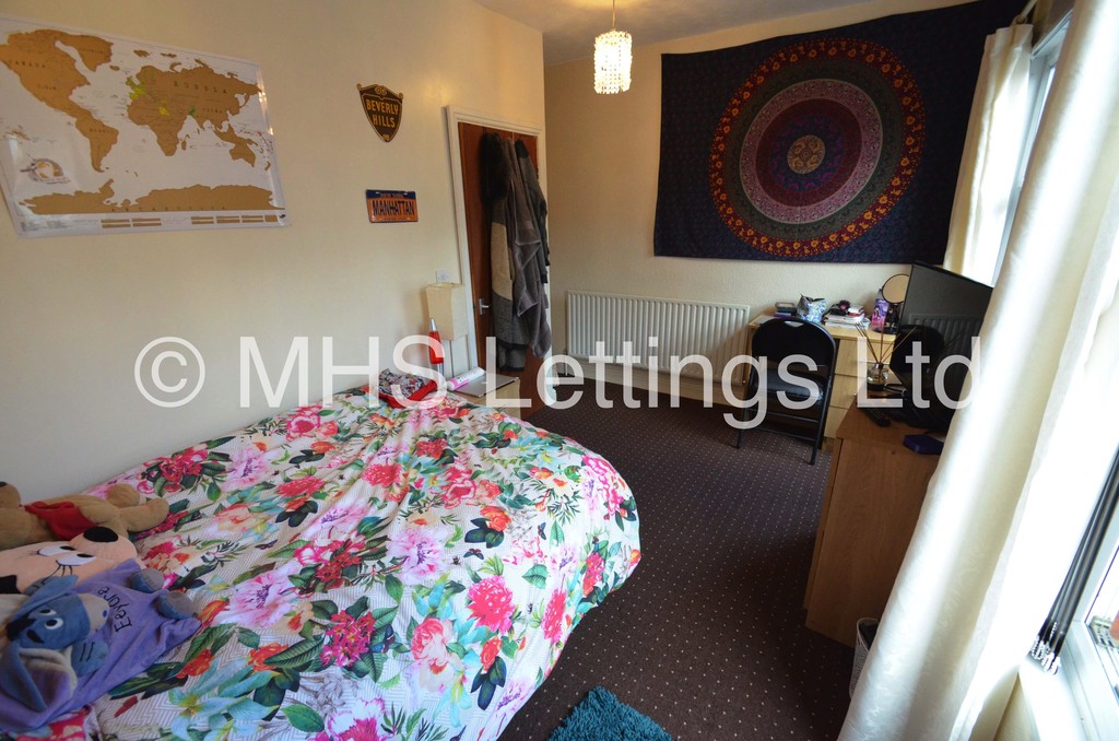 Photo of 5 Bedroom Mid Terraced House in 21 Hessle Mount, Leeds, LS6 1EP