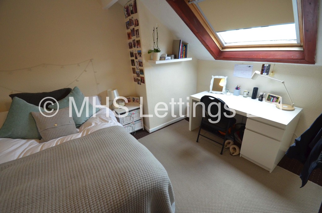 Photo of 5 Bedroom Mid Terraced House in 21 Hessle Mount, Leeds, LS6 1EP