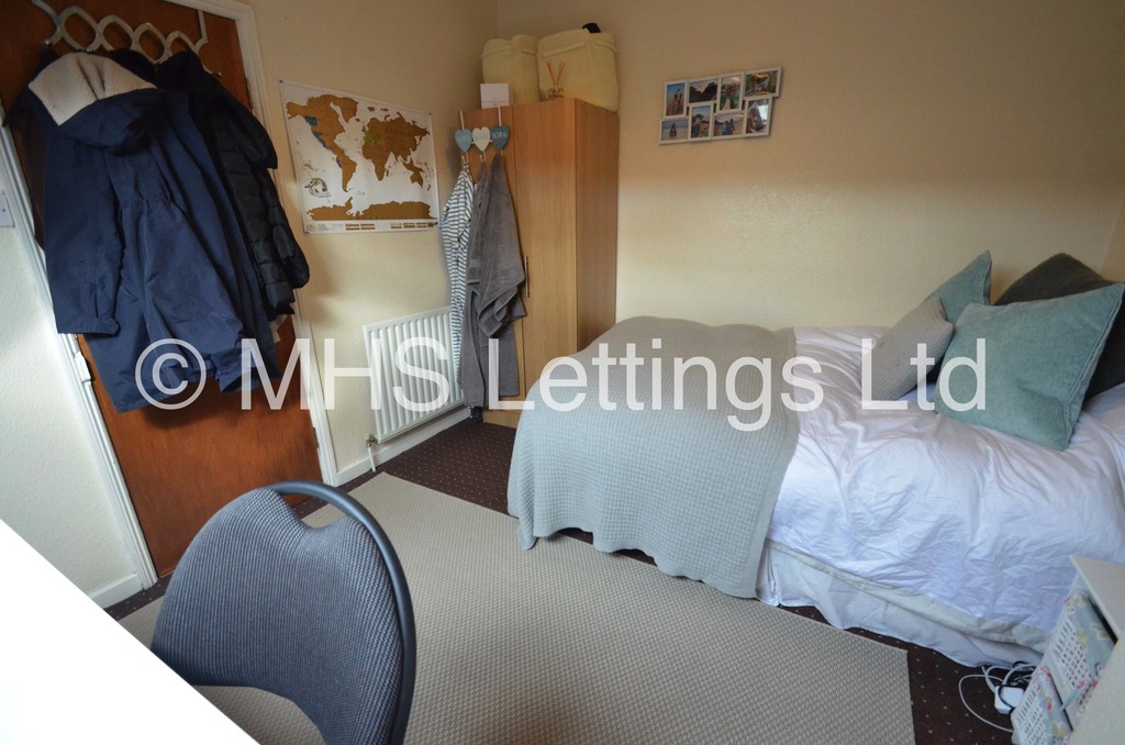 Photo of 5 Bedroom Mid Terraced House in 21 Hessle Mount, Leeds, LS6 1EP