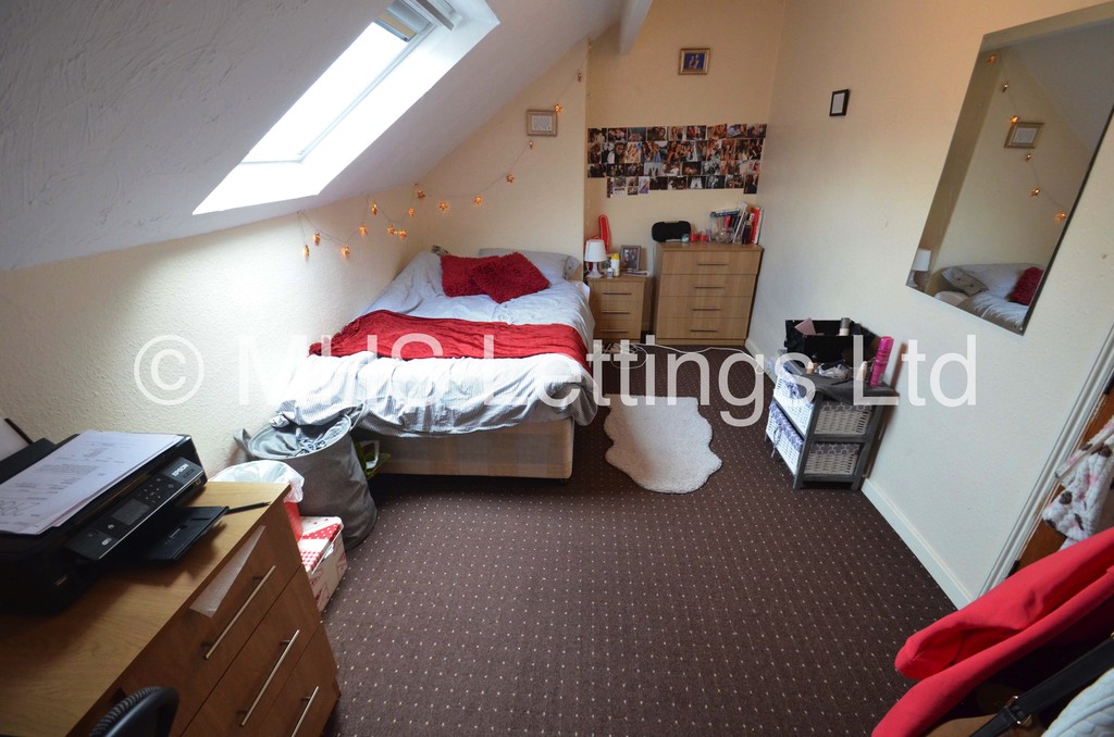 Photo of 5 Bedroom Mid Terraced House in 21 Hessle Mount, Leeds, LS6 1EP
