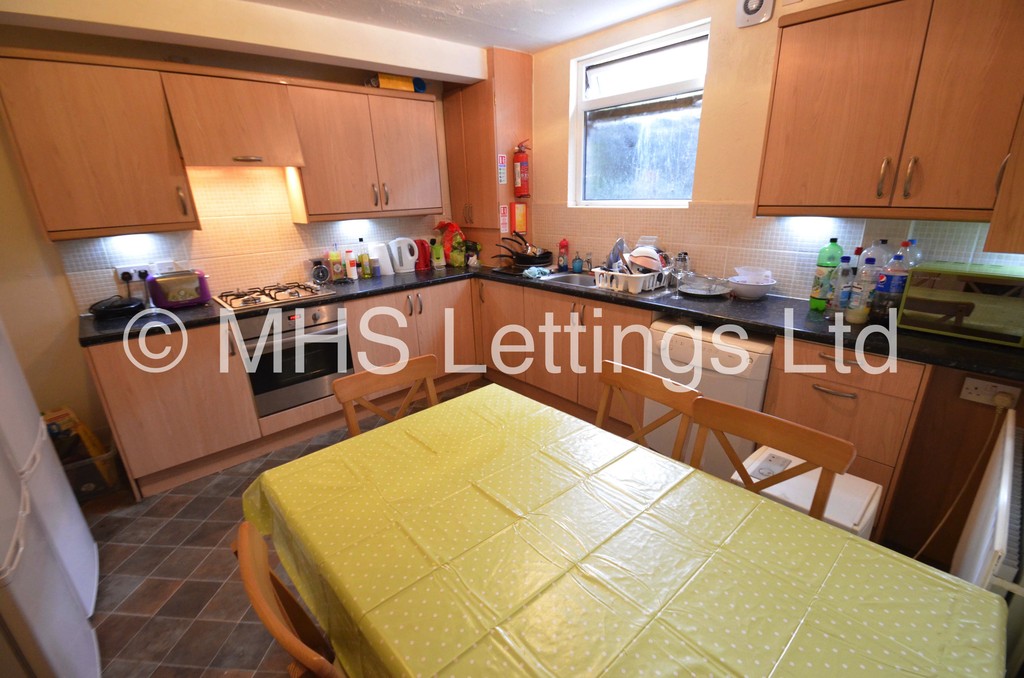 Photo of 5 Bedroom Mid Terraced House in 21 Hessle Mount, Leeds, LS6 1EP