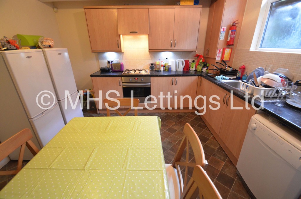 Photo of 5 Bedroom Mid Terraced House in 21 Hessle Mount, Leeds, LS6 1EP