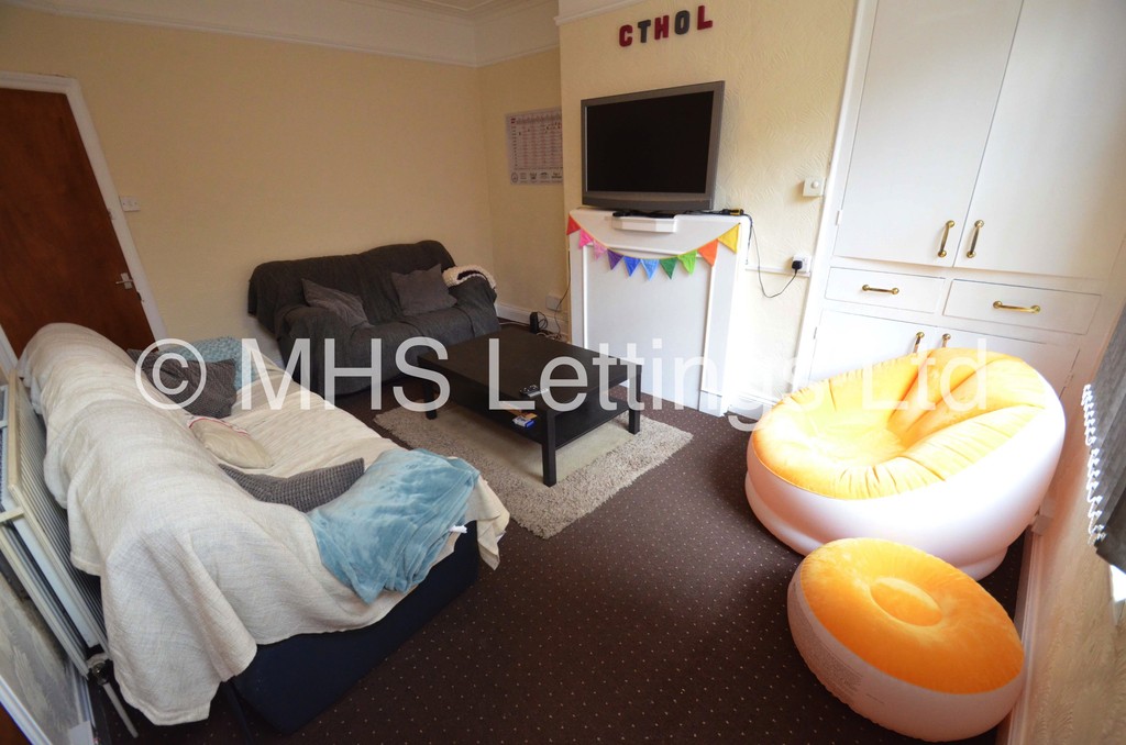 Photo of 5 Bedroom Mid Terraced House in 21 Hessle Mount, Leeds, LS6 1EP