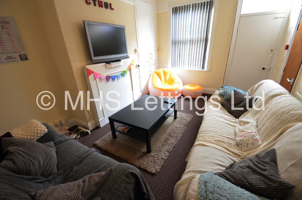 Photo of 5 Bedroom Mid Terraced House in 21 Hessle Mount, Leeds, LS6 1EP