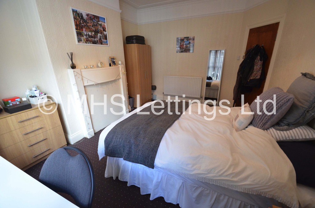 Photo of 5 Bedroom Mid Terraced House in 21 Hessle Mount, Leeds, LS6 1EP