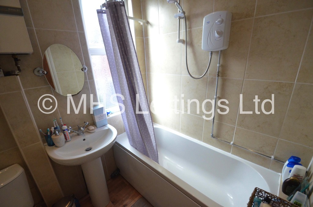 Photo of 5 Bedroom Mid Terraced House in 21 Hessle Mount, Leeds, LS6 1EP