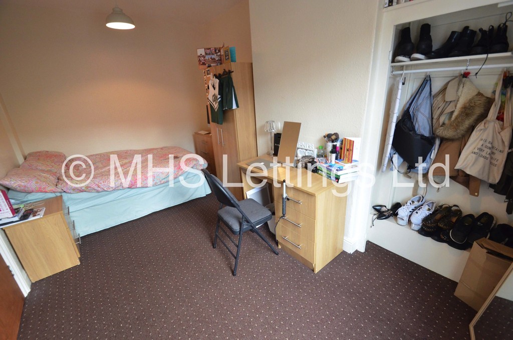 Photo of 5 Bedroom Mid Terraced House in 21 Hessle Mount, Leeds, LS6 1EP