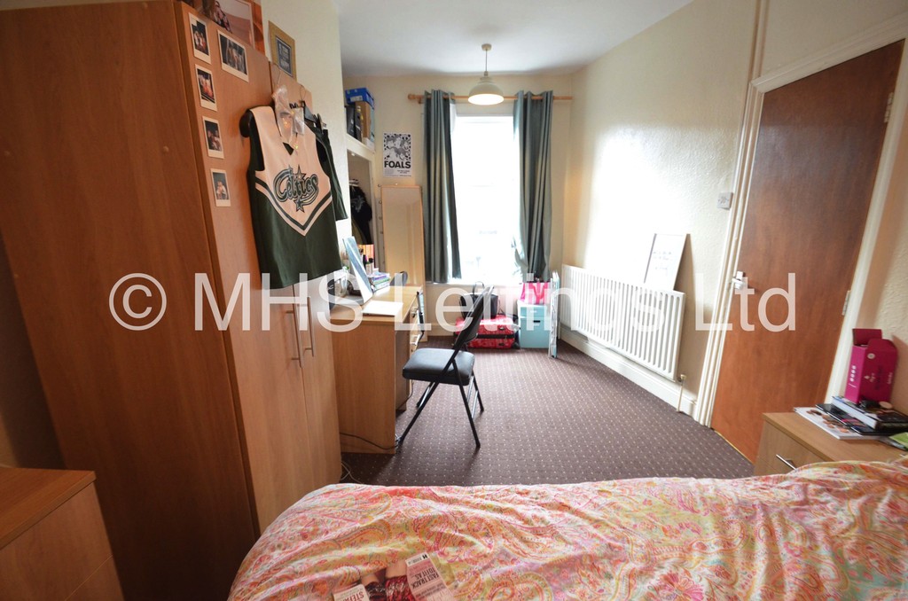 Photo of 5 Bedroom Mid Terraced House in 21 Hessle Mount, Leeds, LS6 1EP