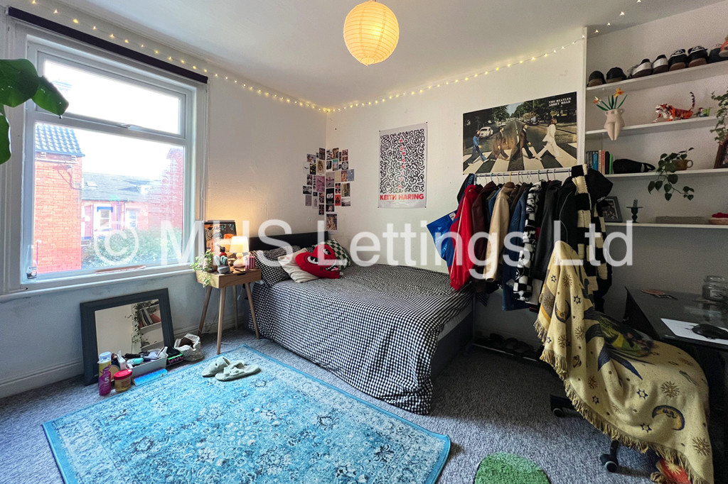 Photo of 3 Bedroom Mid Terraced House in 15 Beamsley Grove, Leeds, LS6 1LA