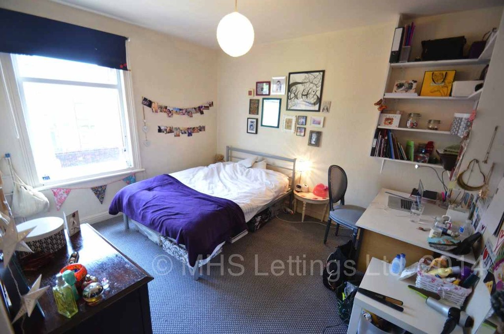 Photo of 3 Bedroom Mid Terraced House in 15 Beamsley Grove, Leeds, LS6 1LA