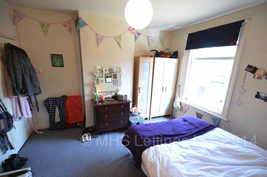 Photo of 3 Bedroom Mid Terraced House in 15 Beamsley Grove, Leeds, LS6 1LA