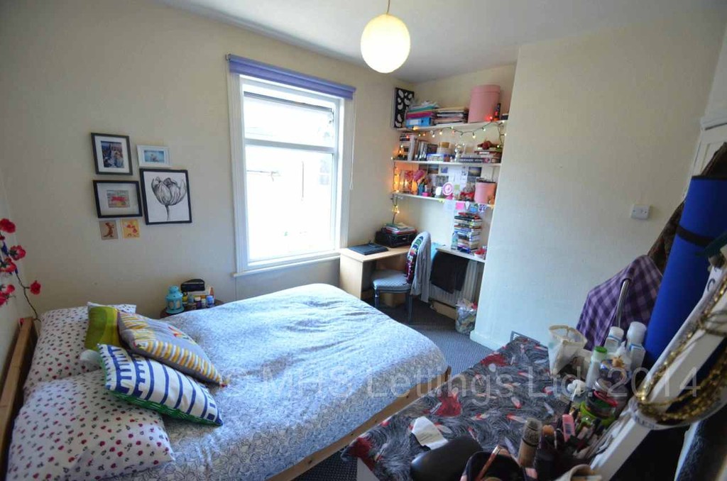 Photo of 3 Bedroom Mid Terraced House in 15 Beamsley Grove, Leeds, LS6 1LA