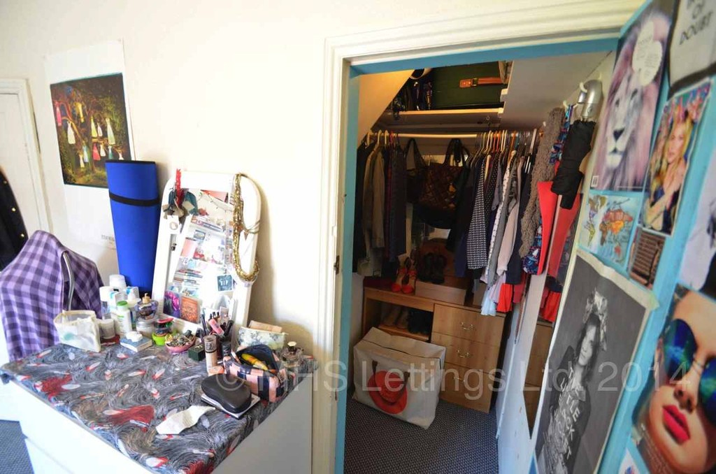 Photo of 3 Bedroom Mid Terraced House in 15 Beamsley Grove, Leeds, LS6 1LA