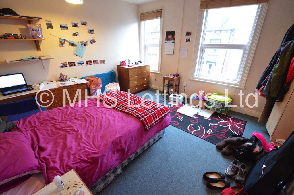 Photo of 4 Bedroom Mid Terraced House in 53 Thornville Road, Leeds, LS6 1JY