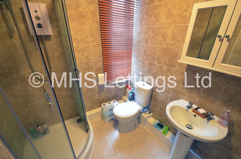 Photo of 4 Bedroom Mid Terraced House in 53 Thornville Road, Leeds, LS6 1JY