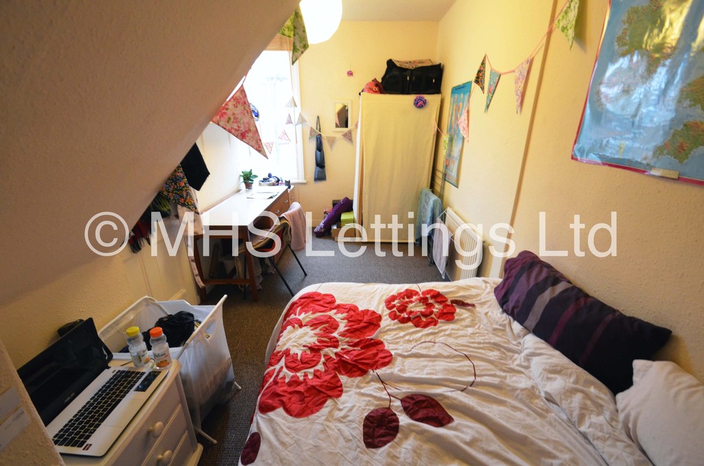 Photo of 4 Bedroom Mid Terraced House in 53 Thornville Road, Leeds, LS6 1JY
