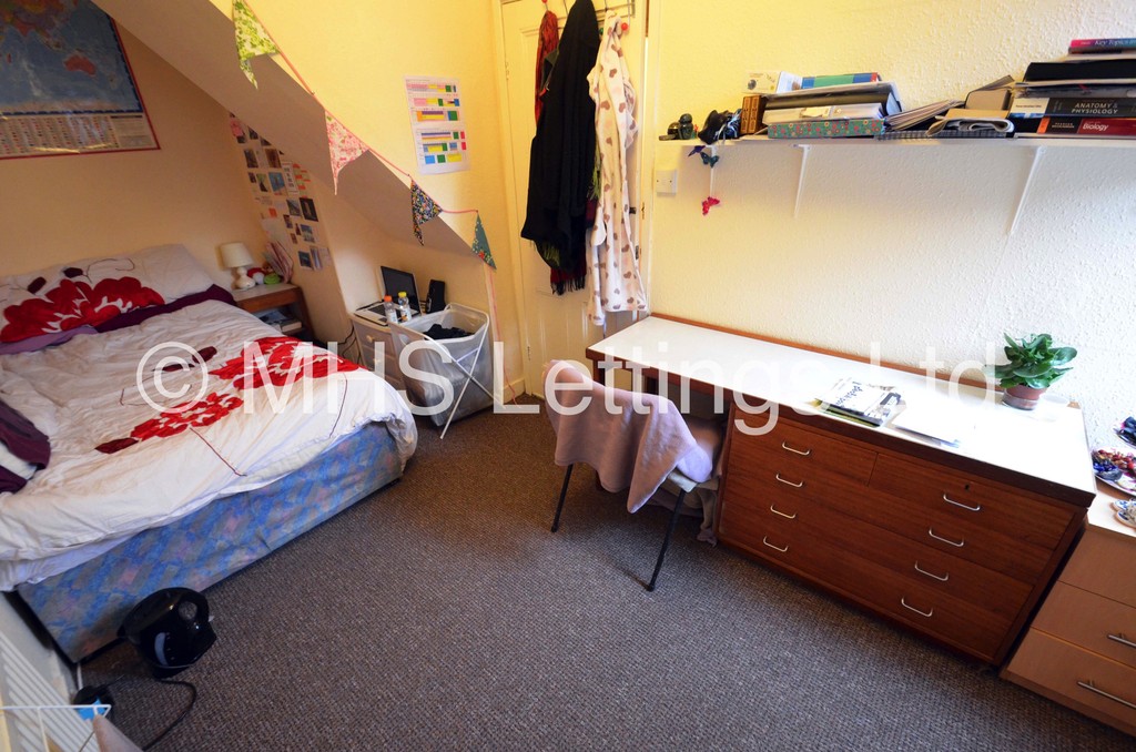 Photo of 4 Bedroom Mid Terraced House in 53 Thornville Road, Leeds, LS6 1JY