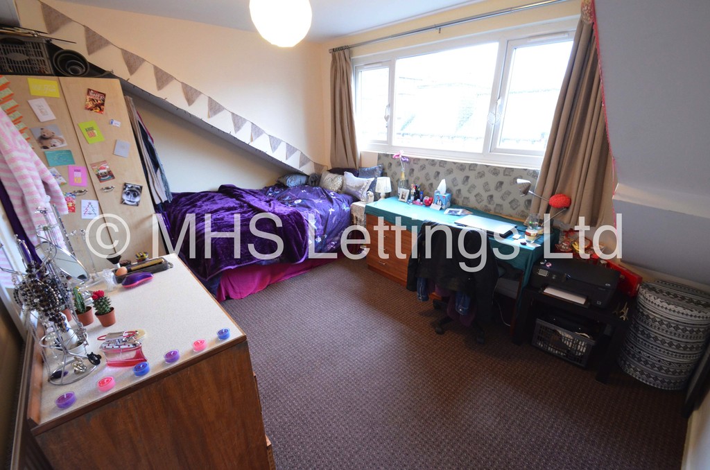 Photo of 4 Bedroom Mid Terraced House in 53 Thornville Road, Leeds, LS6 1JY