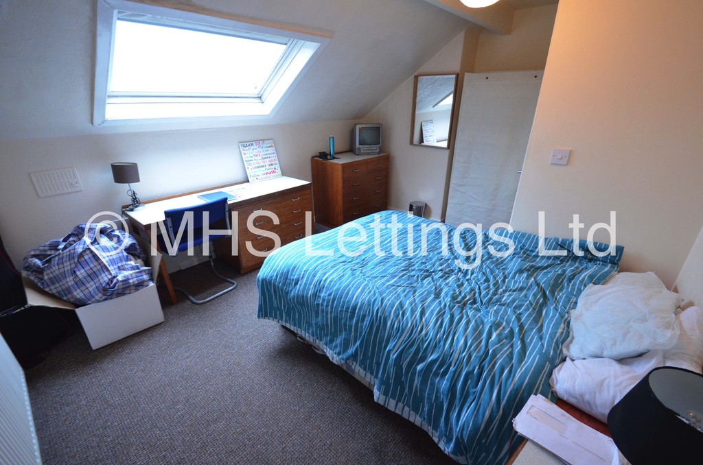 Photo of 4 Bedroom Mid Terraced House in 53 Thornville Road, Leeds, LS6 1JY
