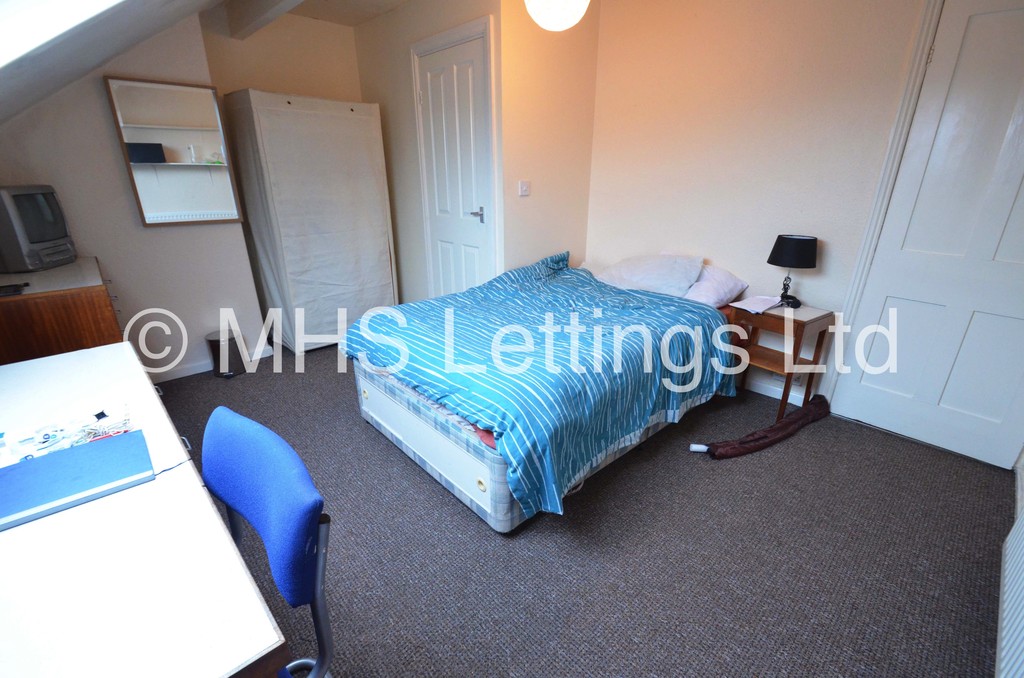 Photo of 4 Bedroom Mid Terraced House in 53 Thornville Road, Leeds, LS6 1JY