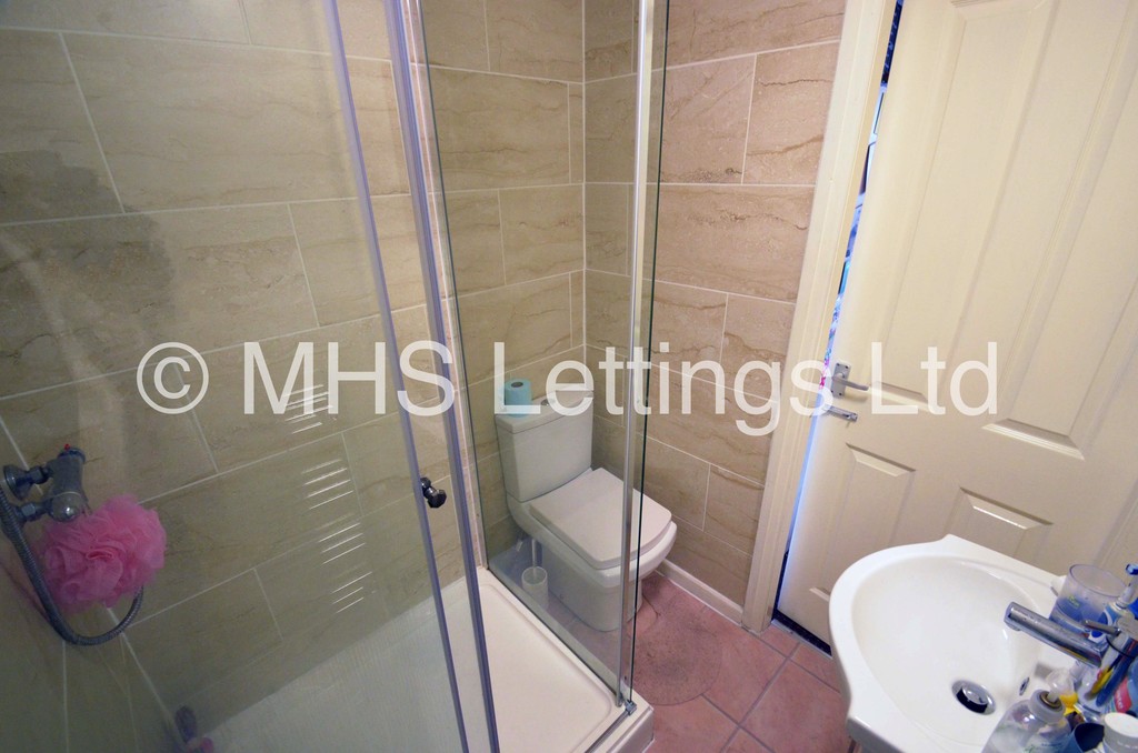 Photo of 4 Bedroom Mid Terraced House in 53 Thornville Road, Leeds, LS6 1JY