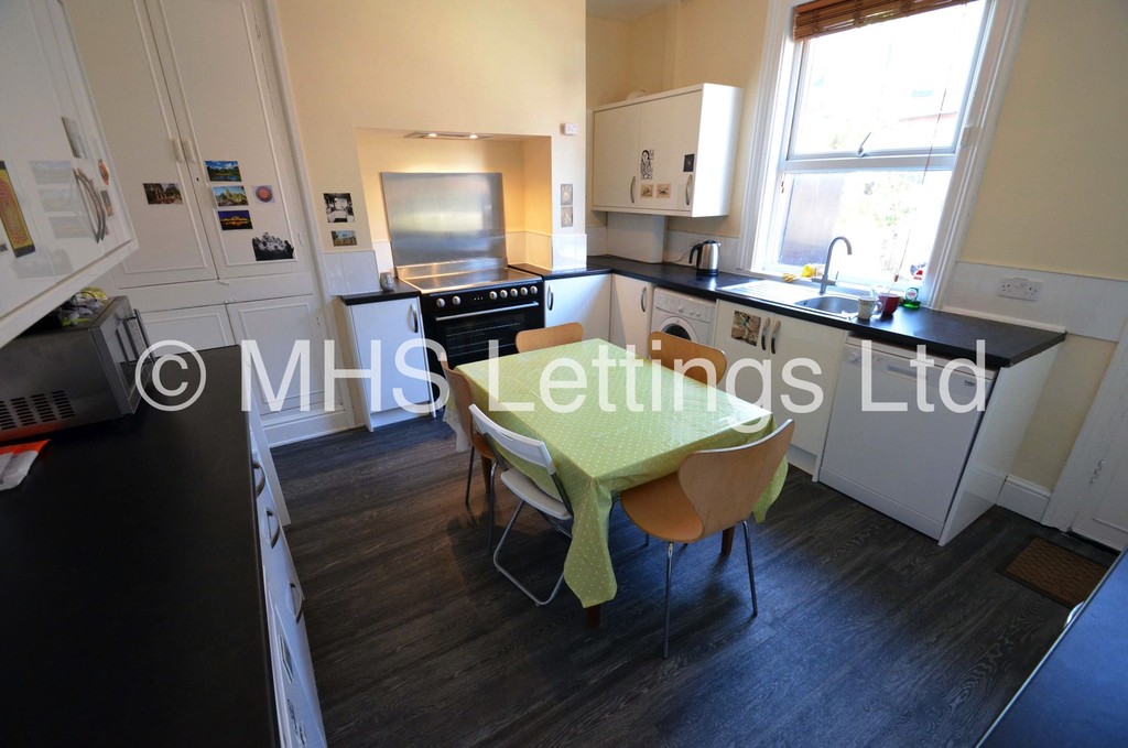 Photo of 4 Bedroom Mid Terraced House in 53 Thornville Road, Leeds, LS6 1JY