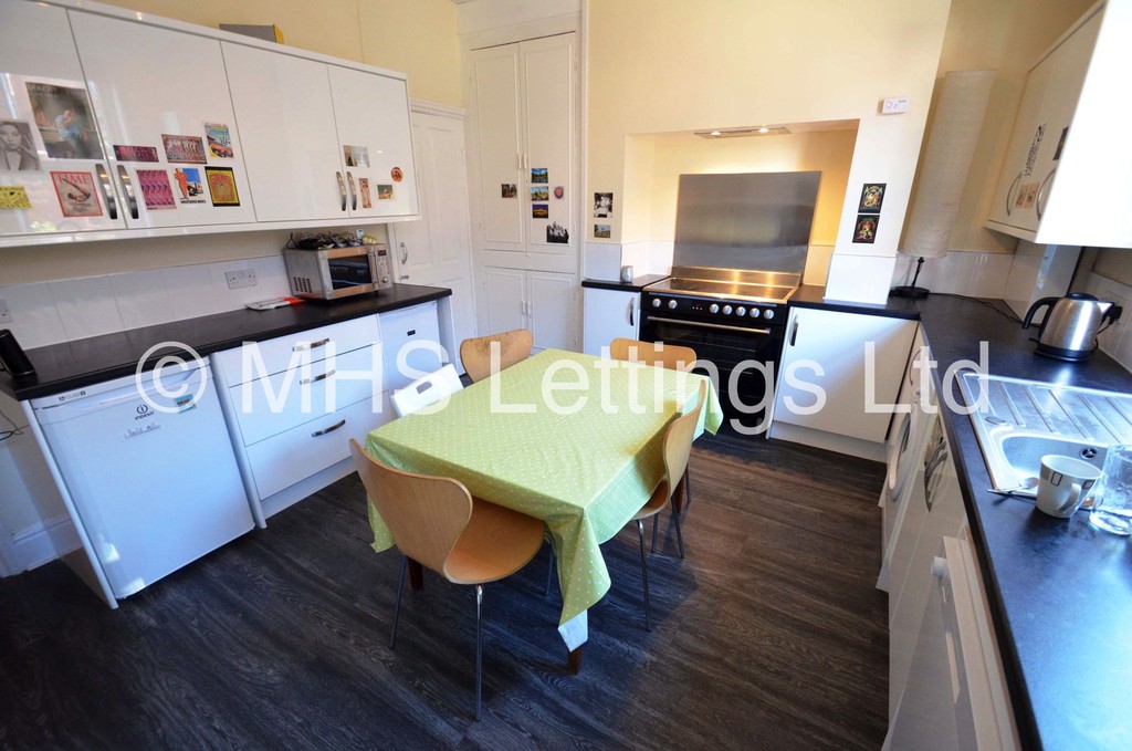 Photo of 4 Bedroom Mid Terraced House in 53 Thornville Road, Leeds, LS6 1JY