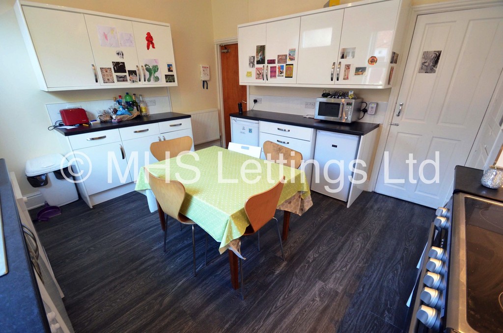 Photo of 4 Bedroom Mid Terraced House in 53 Thornville Road, Leeds, LS6 1JY